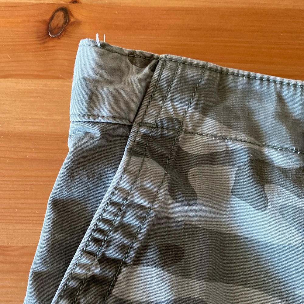 GAP 5” Girlfriend Chino Shorts Size 12 Army Green Camo - Picture 7 of 13
